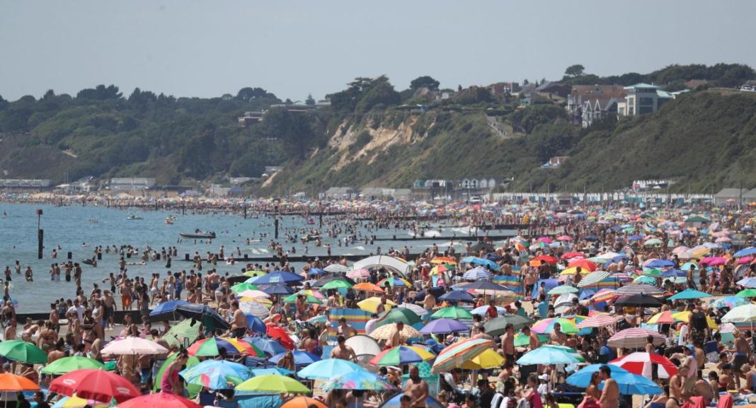 Major incident in Bournemouth as thousands of people flock to beaches