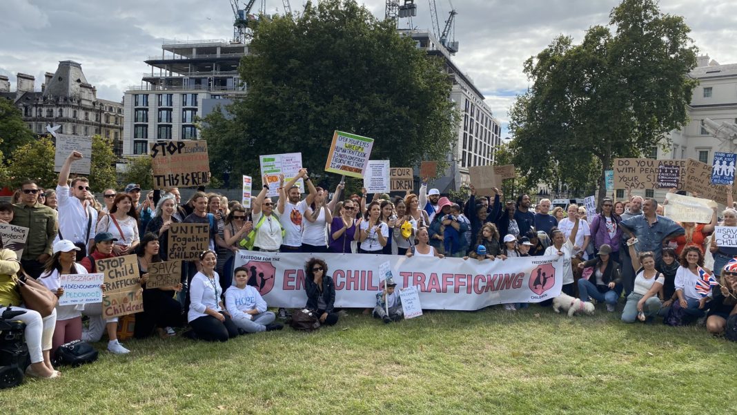 Protests outside Buckingham Palace as crowds scream 'paedophile'