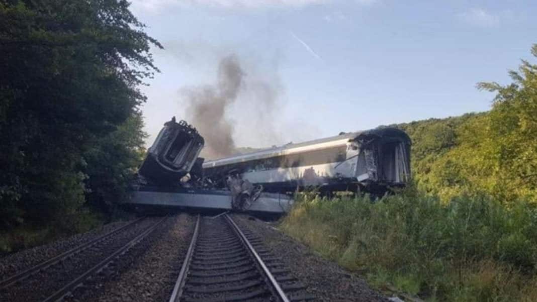 Three dead after train derails near Stonehaven during storms