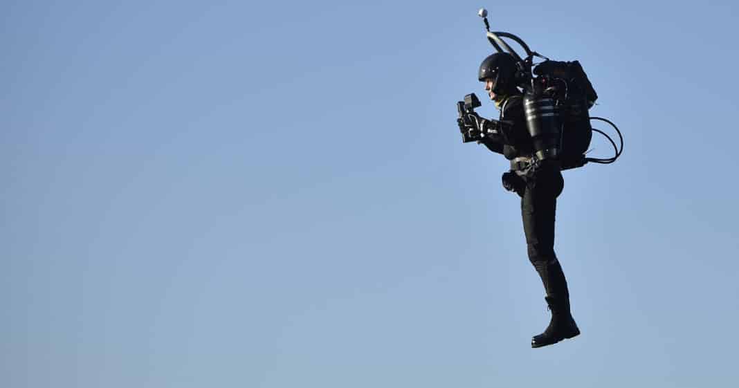 Pilots report seeing 'guy in a jet pack' at 3,000ft above Los Angeles