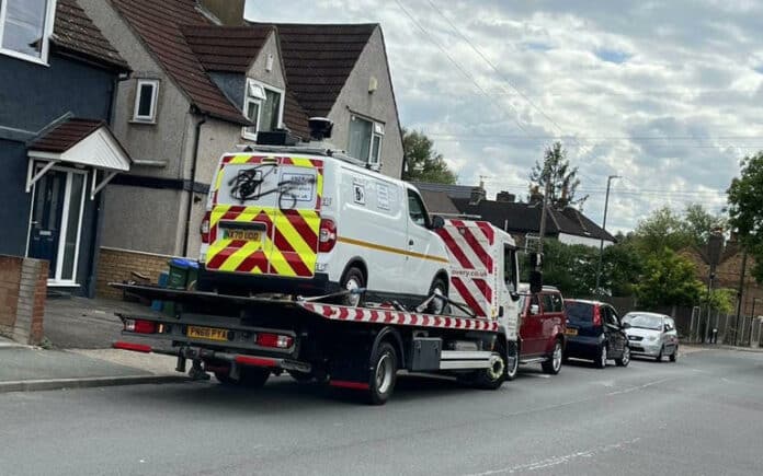AA1gETJG A Ulez enforcement van is towed away in Crayford, Bexley, after being daubed with graffiti and having its tyres slashed - Triangle News